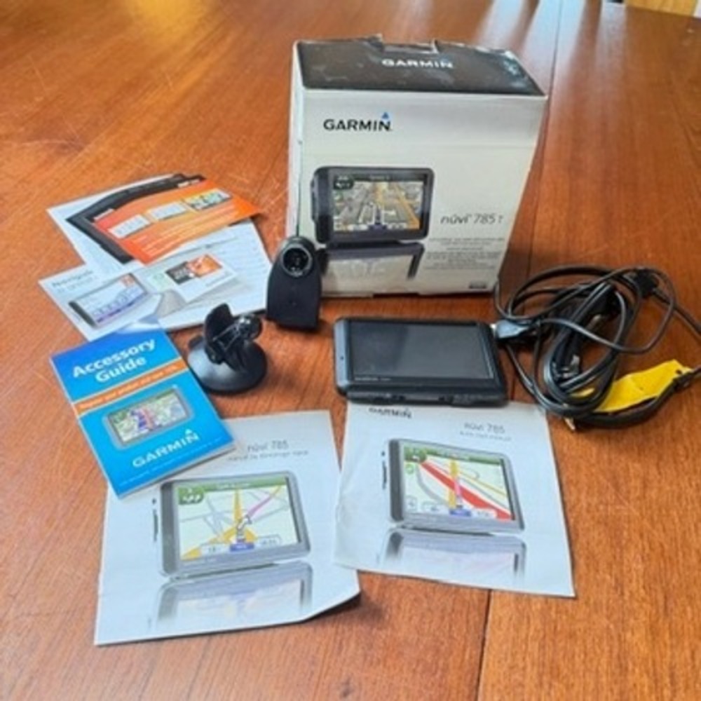 Garmin Nuvi 785T Portable GPS Navigator Bluetooth 3D Buildings Maps Boxed
